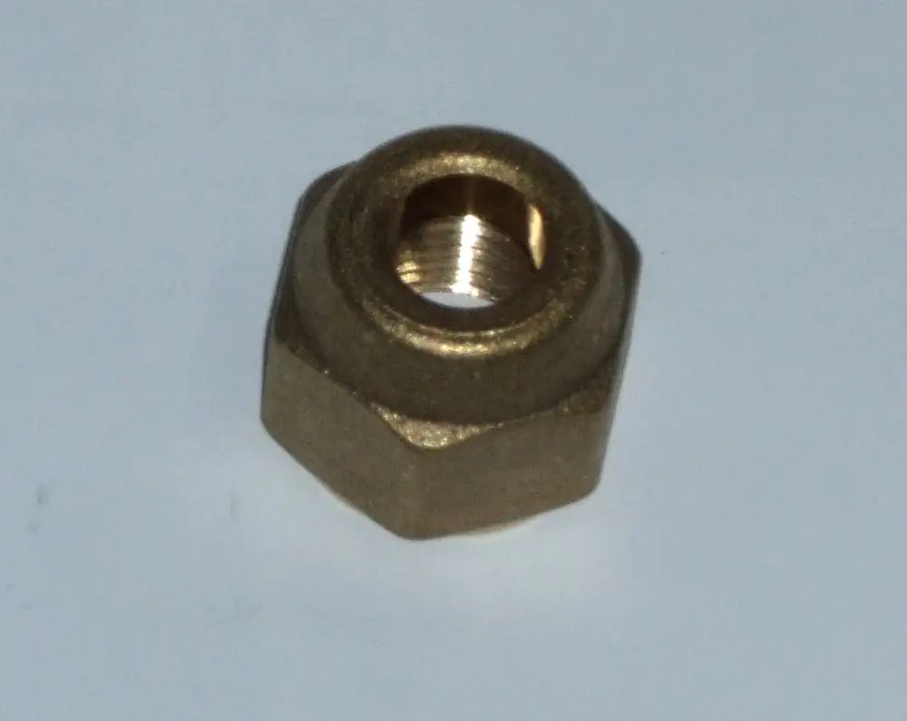 Daikin Doppelringschlüssel, bronze-farben, mit durchgehendem Gewinde, in der Mitte eine Öffnung für eine Schraubverbindung, auf neutralem Hintergrund.